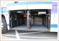 中型バス　トランクルームは左右扉があり、車体を貫通しています。