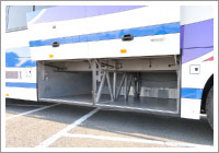 大型バス　トランクルームは左右扉があり、車体を貫通しています。