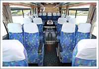 大型バス　後部座席2列はサロンにもなります